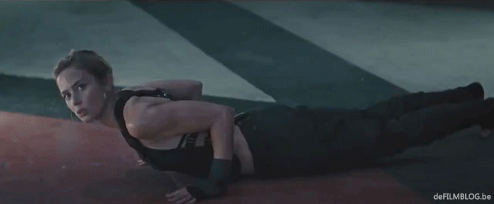 Emily Blunt pushup 2
